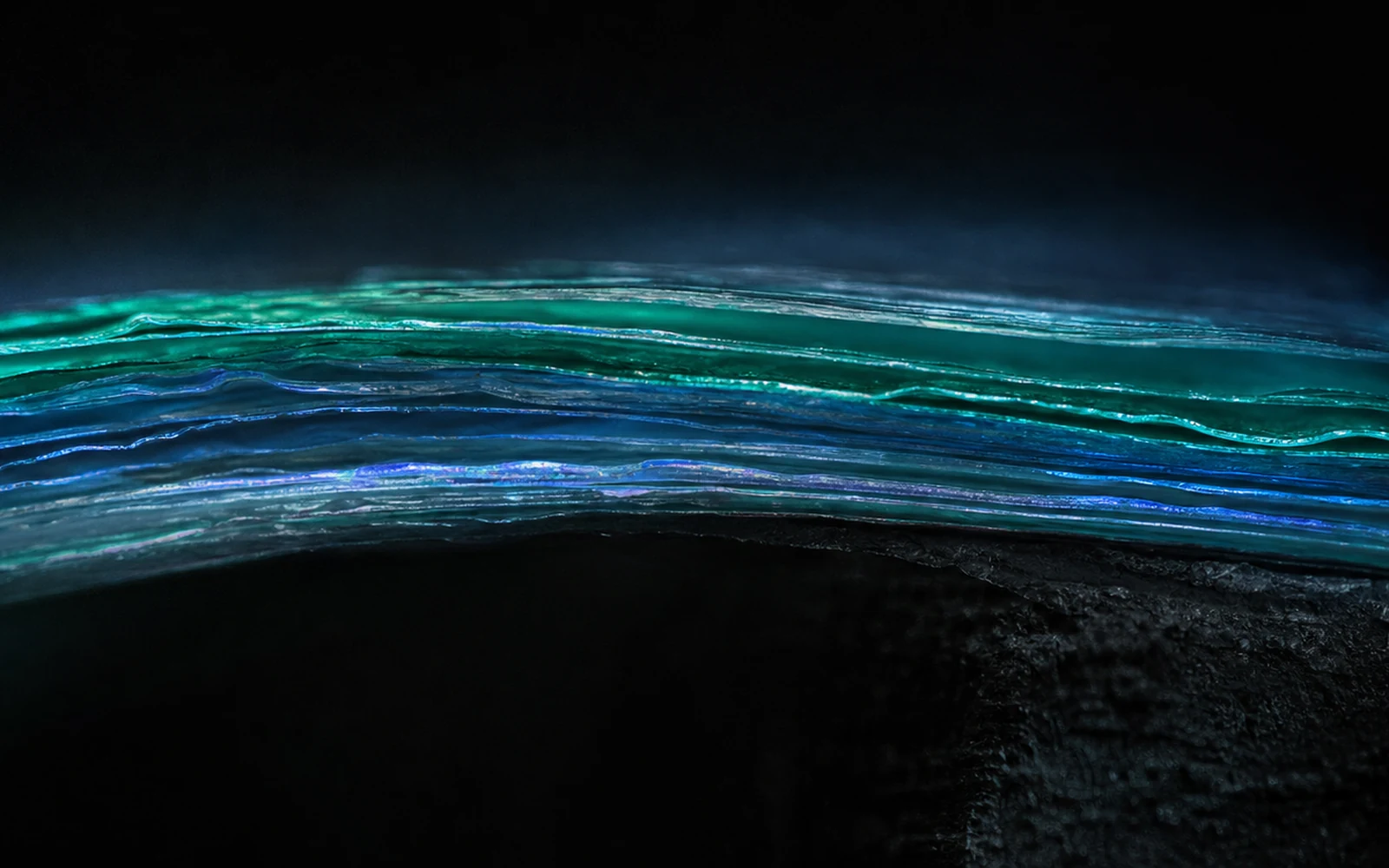 Macro del corte transversal de una película multicapa, con las capas iluminadas por el borde